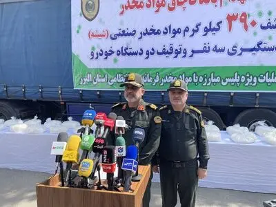 کشف ۳۹۰ کیلوگرم شیشه از تریلی حامل بار ضایعاتی در البرز/تأکید بر تقویت ارتباط با رسانه‌ها+فیلم