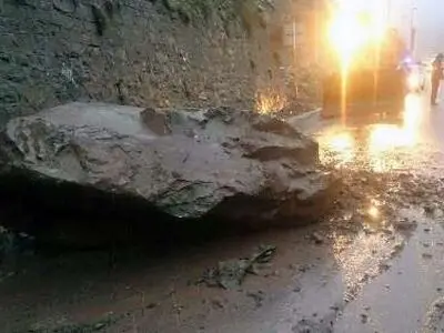احتمال ریزش سنگ در جاده های کوهستانی/ مسافران از توقف غیرضروری خودداری کنند
