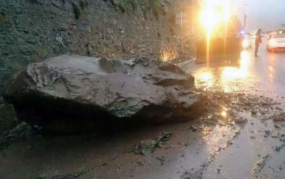 سقوط سنگ بزرگ در کیلومتر 70 جاده هراز