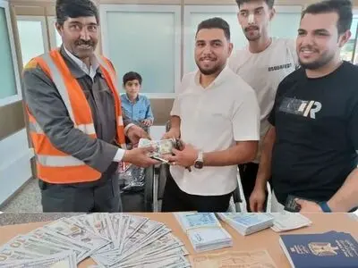 کارگر فرودگاه مشهد، کیف پول ۷۰۰ میلیونی را به صاحبش بازگرداند +عکس