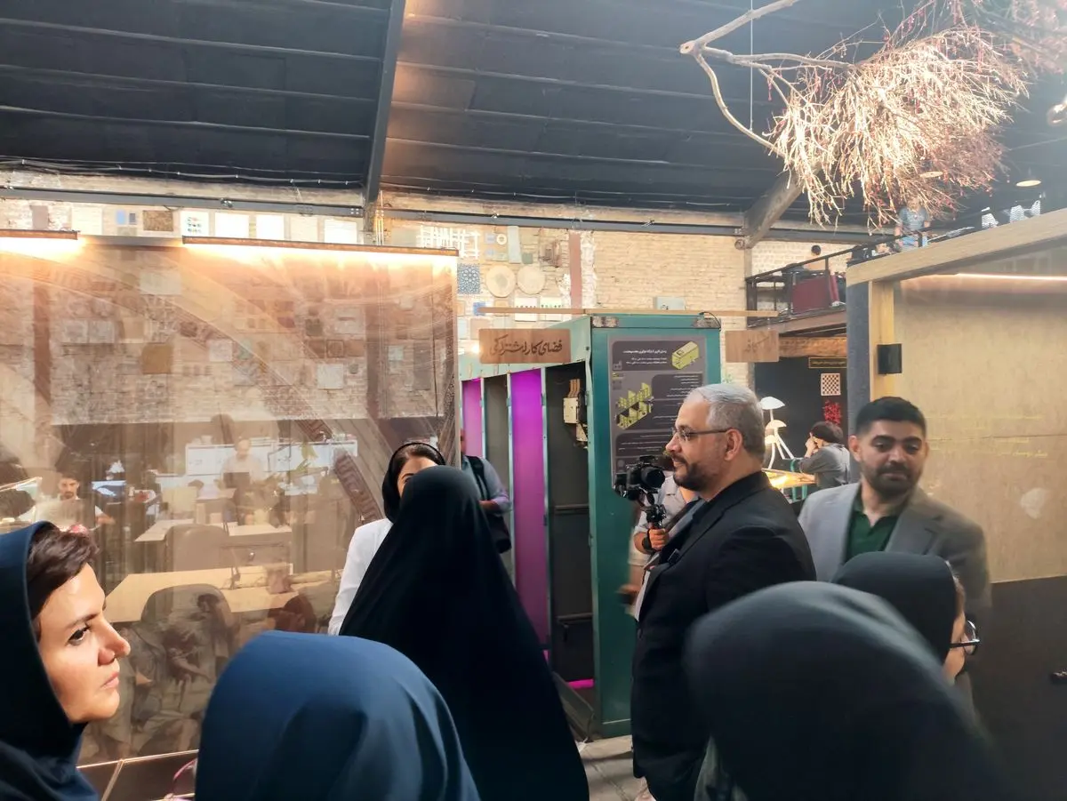 بازدید معاون وزیر کار از فضاهای کار اشتراکی کارخانه نوآوری آزادی