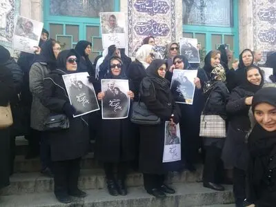 پیکر پوران شریعت‌رضوی از مقابل حسینیه ارشاد تشییع شد/ طنین شعار «درود بر شریعتی» و سرود «ای ایران» در خیابان+ تصاویر