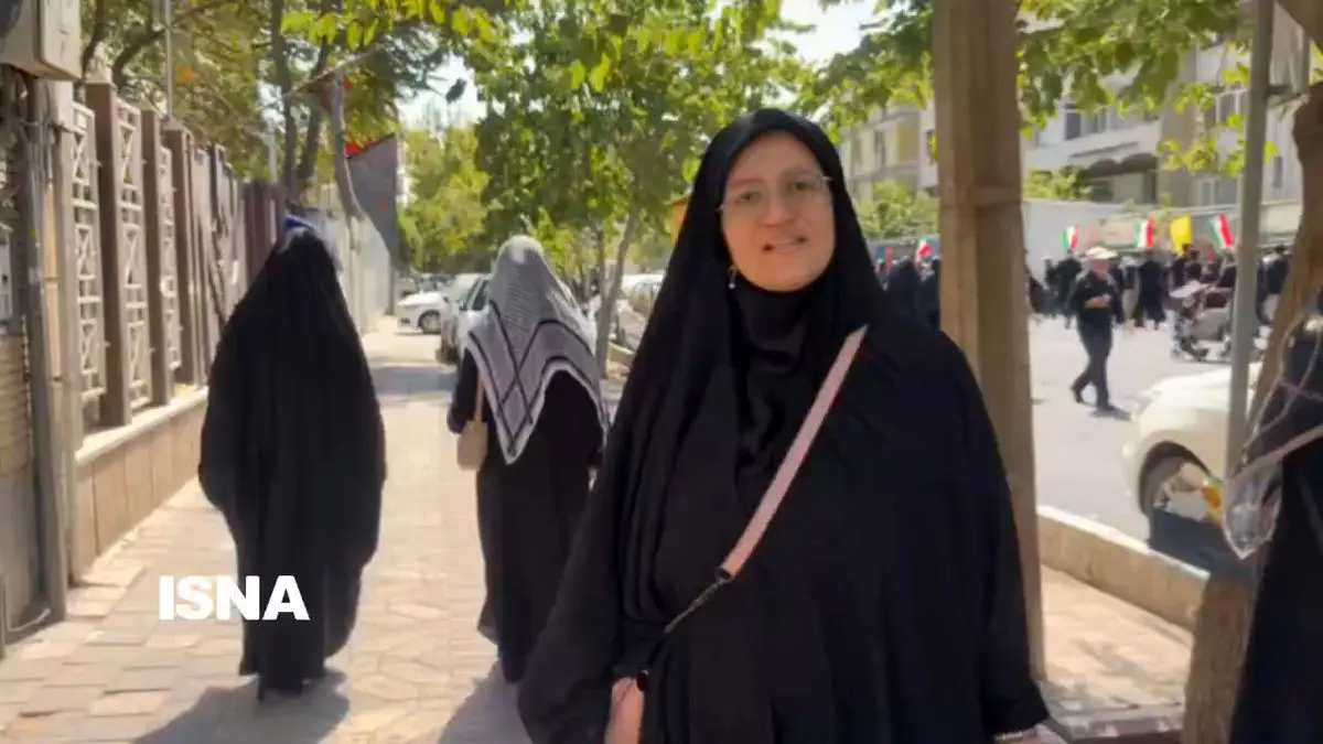 یک شهروند: هیچ وقت فکر نمی‌کردیم روزی برسد که برای رهبرمان نماز بخوانیم + فیلم