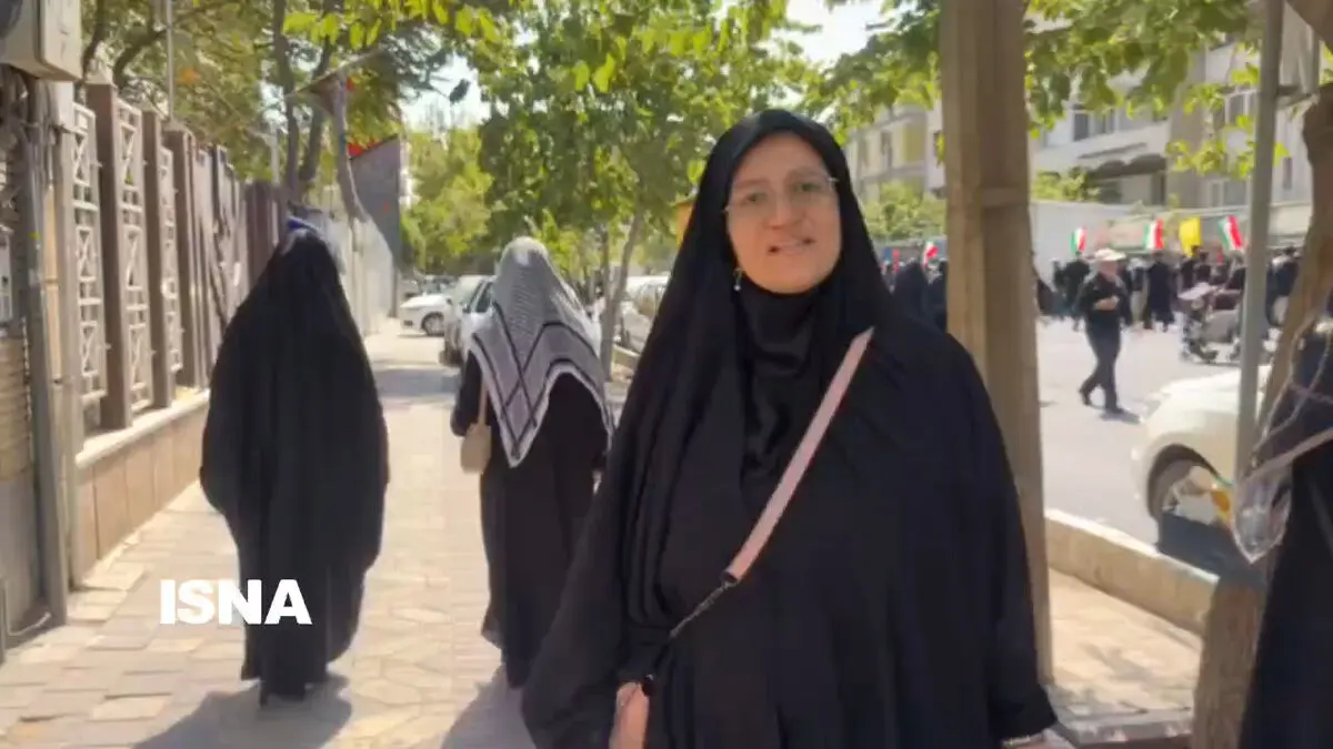 یک شهروند: هیچ وقت فکر نمی‌کردیم روزی برسد که برای رهبرمان نماز بخوانیم + فیلم