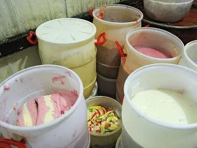 ۶ تن بستنی تاریخ مصرف گذشته در آران و بیدگل استان اصفهان کشف شد