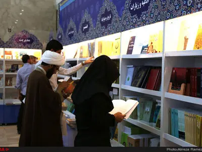 توزیع کتاب "اقتصاد مقاومتی، اقدام و عمل" در تمام نهادها و سازمان‌ها