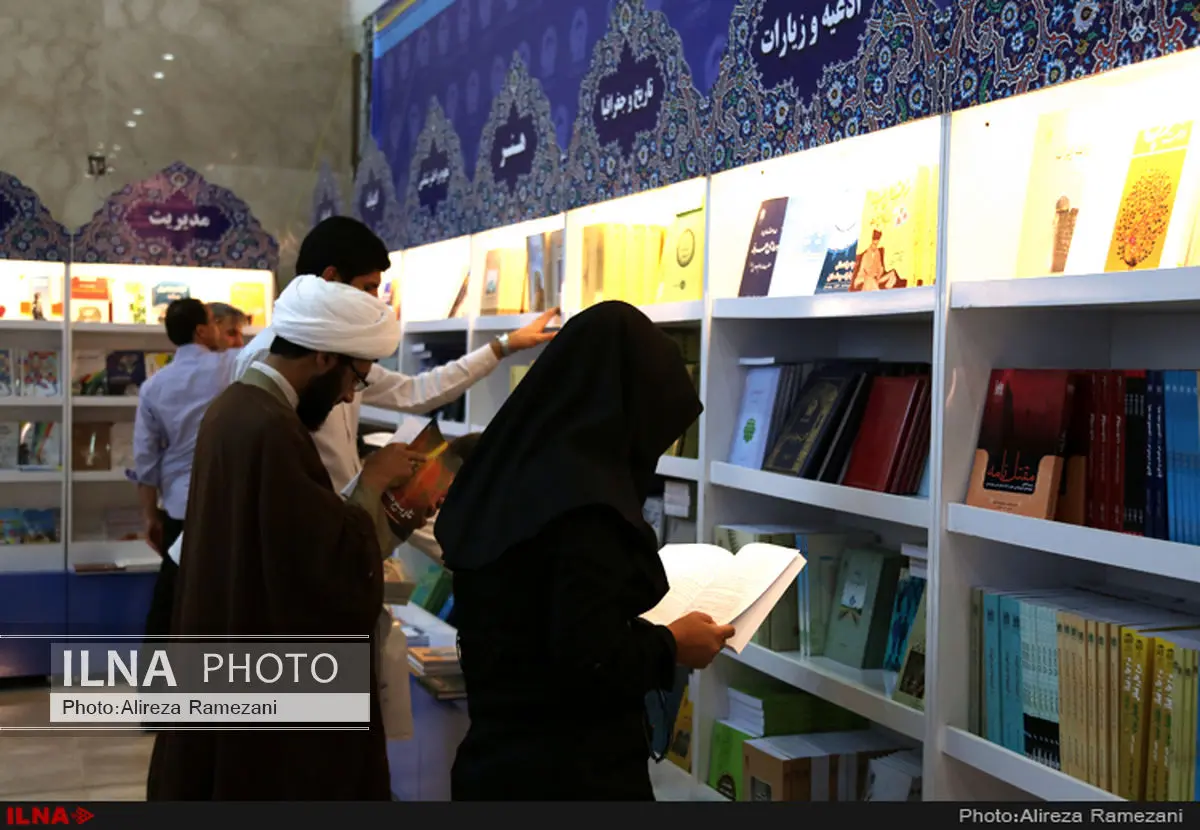 توزیع کتاب "اقتصاد مقاومتی، اقدام و عمل" در تمام نهادها و سازمانها