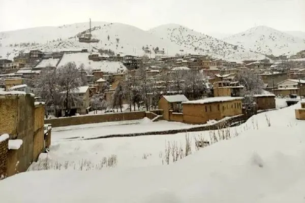 بارش برف راه ارتباطی ۱۵۰ روستای الیگودرز را بست