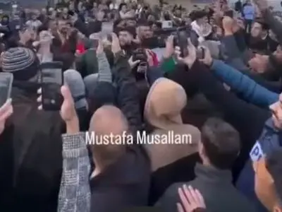 جشن و شادی فلسطینیان مقابل بیمارستان شهدای الاقصی در مرکز نوار غزه همزمان با اجرایی شدن آتش‌بس + فیلم