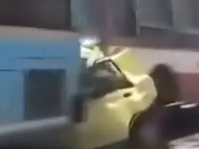 له شدن تاکسی پراید بین دو اتوبوس در حلب سوریه + فیلم
