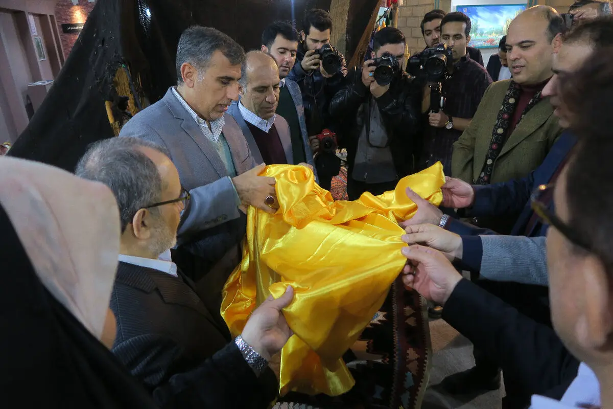 کتاب «طبابت با گیاهان دارویی ایرانی» در غرفه خوزستان رونمایی شد