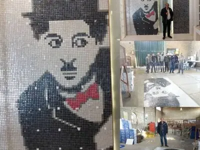 خلق اثر هنری توسط هنرمندان معرق کاشی 