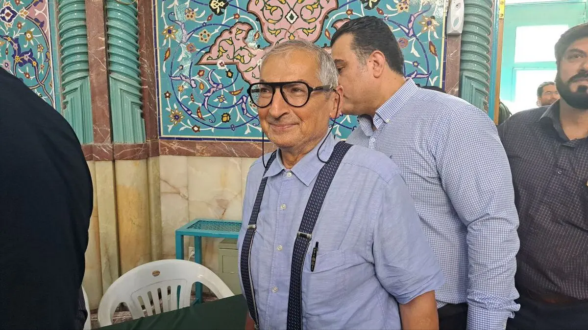 زیباکلام: با رأی ندادن ما هیچ تغییری به‌وجود نمی‌آید