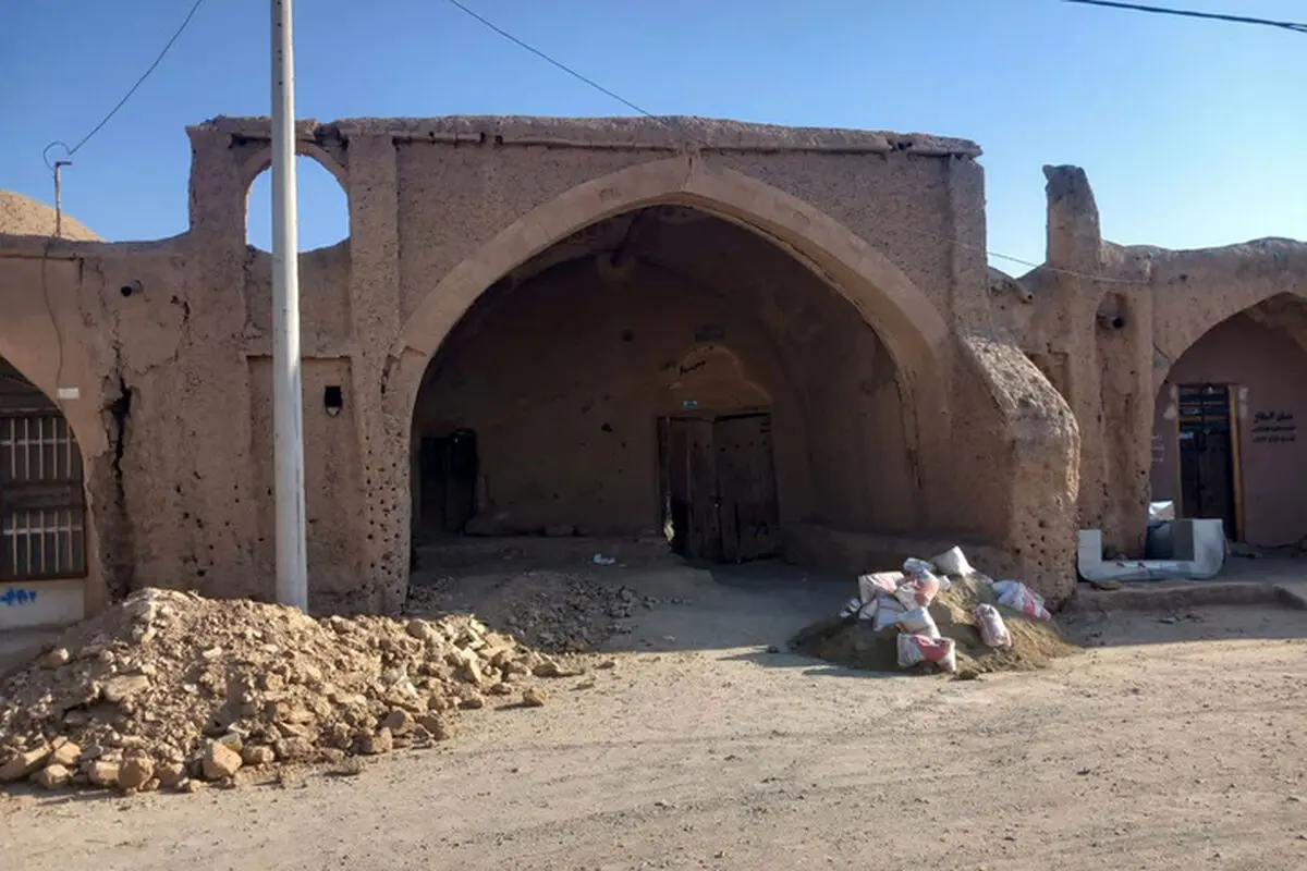 سردر تاریخی کاروانسرای حمام کوهپایه مرمت می‌شود
