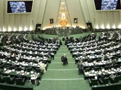 البرلمان الایرانی یسمح للشرکات الاجنبیة بالاستثمار داخل الموانئ والمطارات 