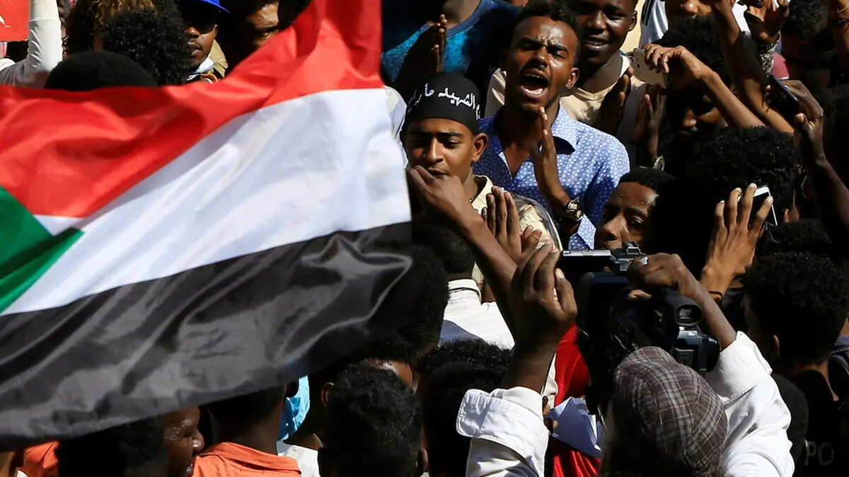 تظاهرات هزاران نفری حامیان ارتش در سودان همزمان با وخامت بحران سیاسی

