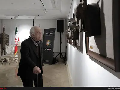 پایانِ نمایشگاه صورتک و آثار حجم قبایل ساحل عاج با تجلیل از خسرو سینایی