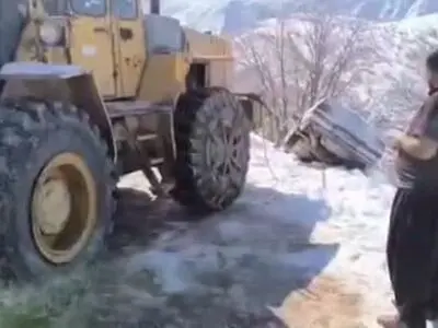 نجات جان راننده پژو در لبه پرتگاه در روستای بزگوره پاوه توسط راهداران + فیلم 