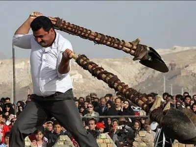 برگزاری آئین پهلوانی سنتی بیل‌گردانی شهر نیم‌ور در اردیبهشت ماه 