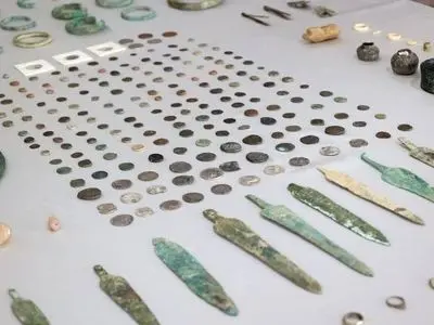 کشف ۴۰۰ قطعه عتیقه از دوره‌های اشکانی تا هزاره پیش از میلاد از قاچاقچیان در کردستان