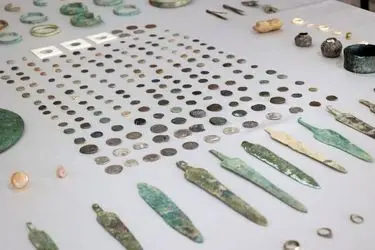 کشف ۴۰۰ قطعه عتیقه از دوره‌های اشکانی تا هزاره پیش از میلاد از قاچاقچیان در کردستان