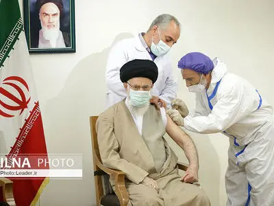 Supreme Leader receives Iranian COVID-19 vaccine
