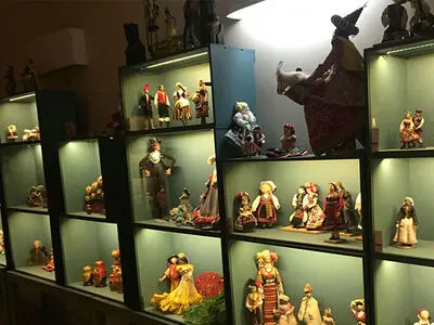 موزه عروسک‌ها در چالش با معتادان و تره‌بار