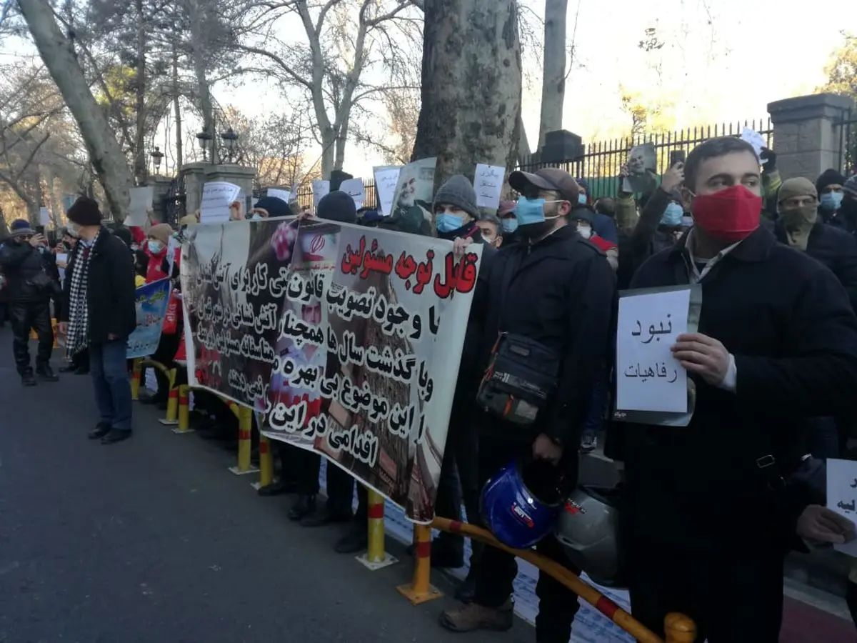 آتش‌نشانانی که برای گذران زندگی مسافرکشی می‌کنند/ به علت گرانی‌ها در حاشیه تهران ساکن شدیم  