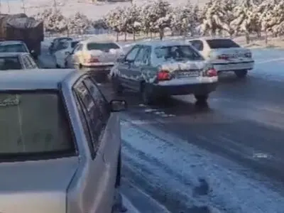 صبح امروز، گرفتار شدن خودروها در خروجی کنگاور به سمت کرمانشاه + فیلم