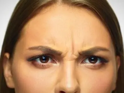 بهترین روش های طبیعی و خانگی برای رفع خط اخم