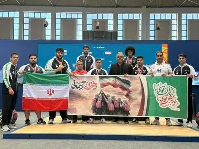 تقدیم قهرمانی جوانان وزنه‌برداری ایران به کودکان مدرسه میناب