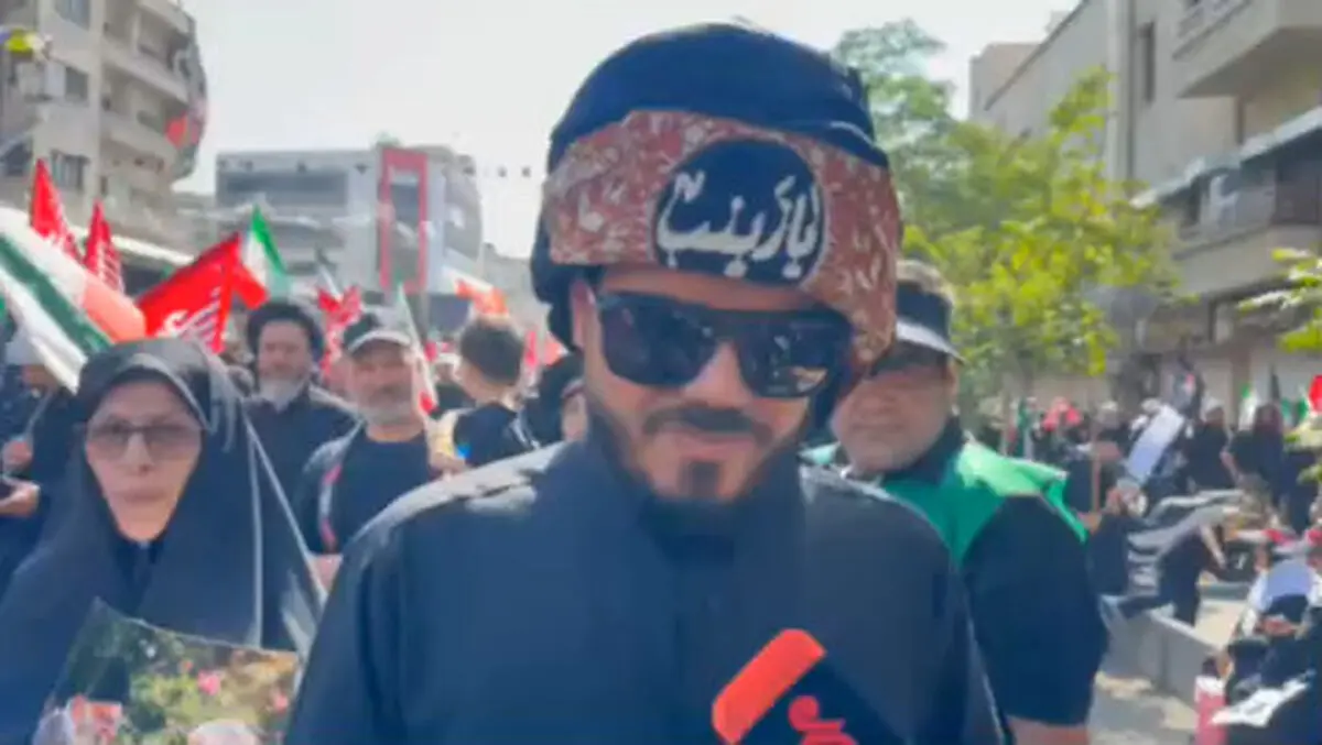 شعرخوانی یک عرب زبان برای رهبر شهید و شهید قاسم سلیمانی؛ مراسم تشییع پیکر مطهر «آقای شهید ایران» و شهدای خانواده ایشان + فیلم