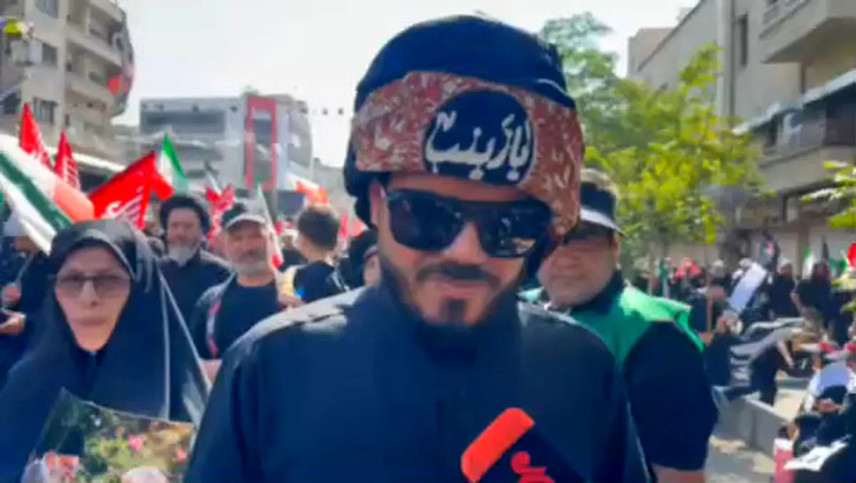 شعرخوانی یک عرب زبان برای رهبر شهید و شهید قاسم سلیمانی؛ مراسم تشییع پیکر مطهر «آقای شهید ایران» و شهدای خانواده ایشان + فیلم