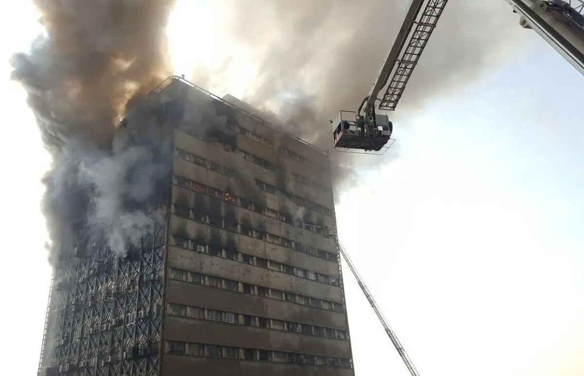 بخش شرقی پلاسکو فروریخت/ احتمالا افرادی زیر آوار مانده اند/ شعله ور شدن مجدد برخی طبقات