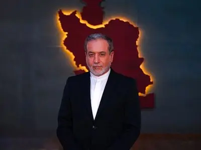 ادای احترام عراقچی به کشته شدگان جنگ جهانی دوم + فیلم