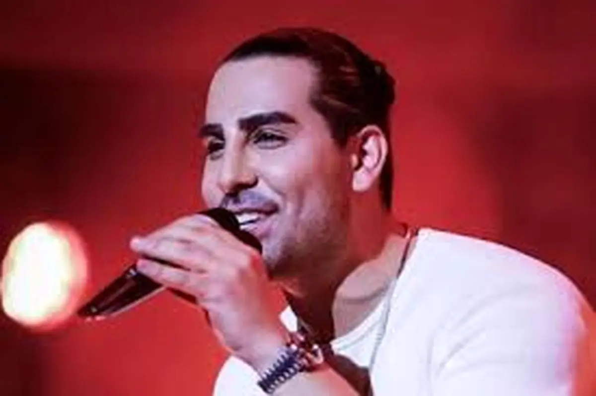 حمله یک هوادار به مجید رضوی حین اجرای کنسرت + فیلم