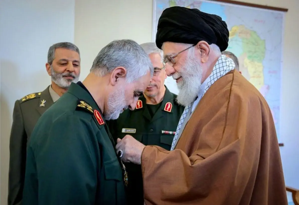 رهبر انقلاب بر پیکر شهید سپهبد سلیمانی و همرزمانش اقامه نماز می‌کنند