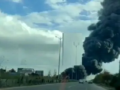 دود غلیظ در کمربندی اسالم بر اثر آتش‌سوزی بنزین نشت‌کرده در جوی آب