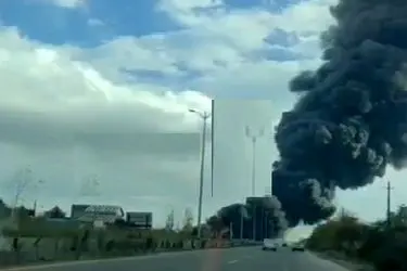 دود غلیظ در کمربندی اسالم بر اثر آتش‌سوزی بنزین نشت‌کرده در جوی آب
