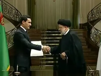  توقیع 9 وثائق للتعاون بین ایران وترکمنستان.. رئیسی: امکانات التعاون بین البلدین کثیرة جدا