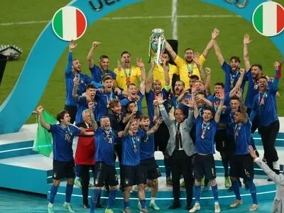 ویدئو: لحظه بالا بردن جام قهرمانی یورو 2020 روی دستان کیه لینی