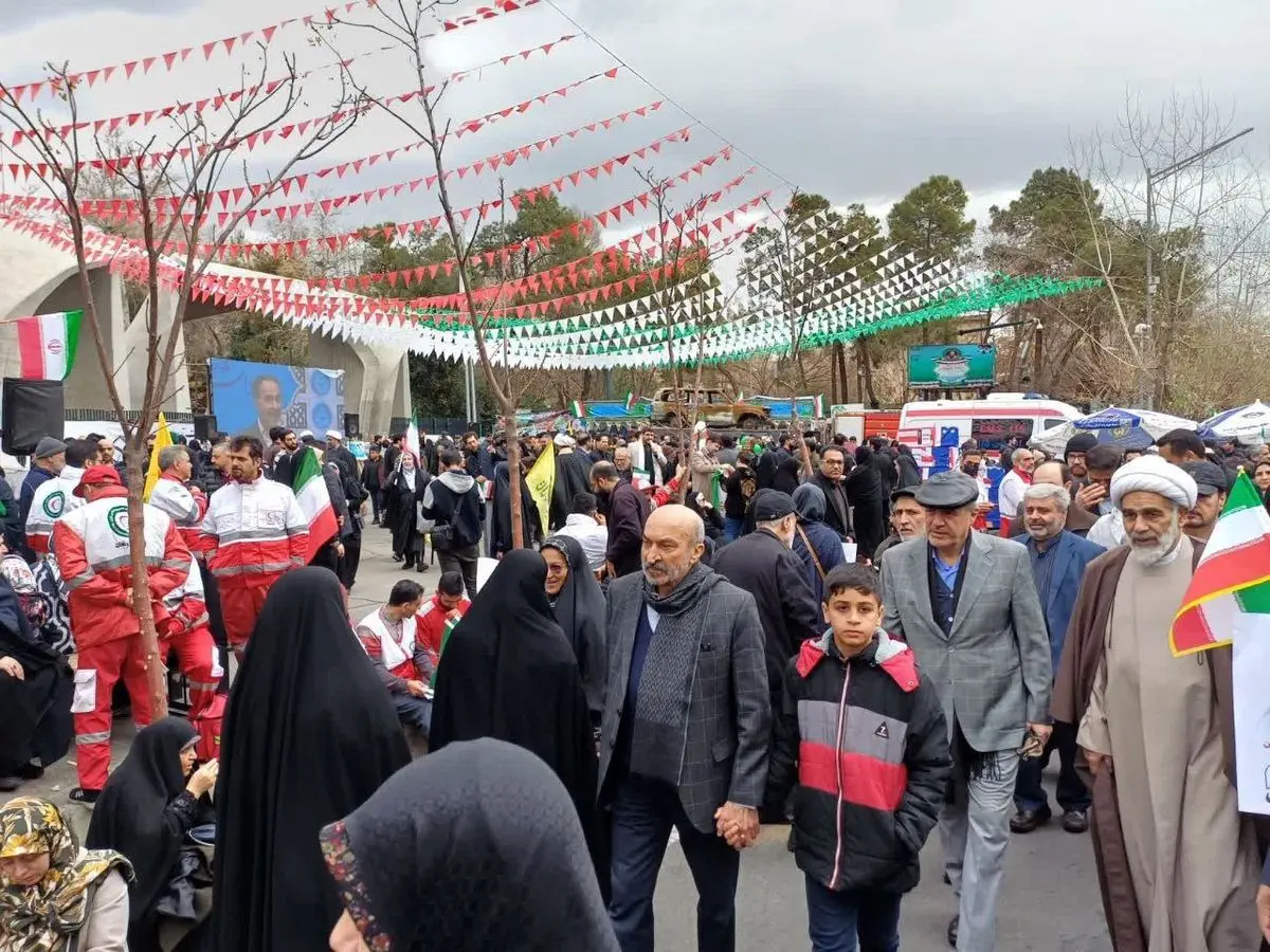 حضور رییس دانشگاه تهران در راهپیمایی ۲۲ بهمن