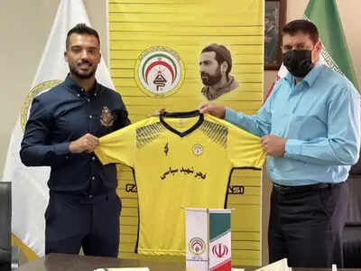 آرش ملک قراردادش را با فجرسپاسی تمدید کرد