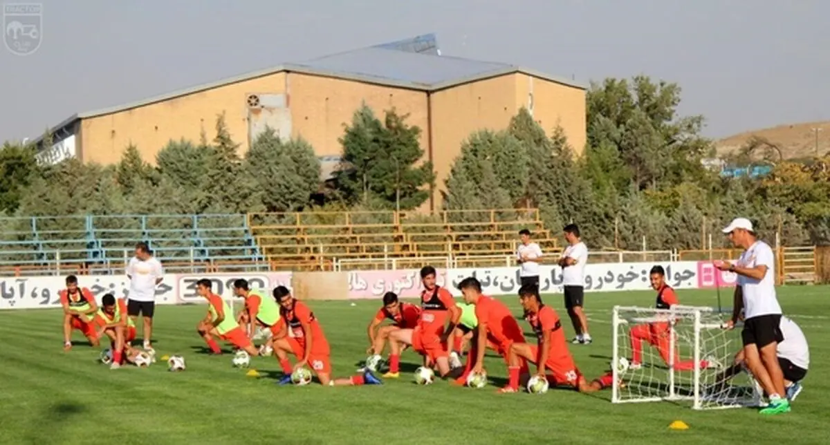 تنیس فوتبال گل‌محمدی با سرخ پوشان و تمرینات بازیکنان در 2 گروه