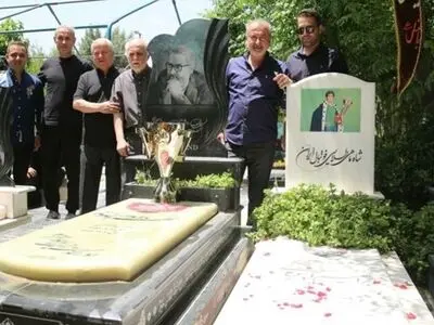  بزرگان پرسپولیس با کاپ قهرمانی بر سر مزار اسطوره‌های فقید سرخابی‌+عکس 