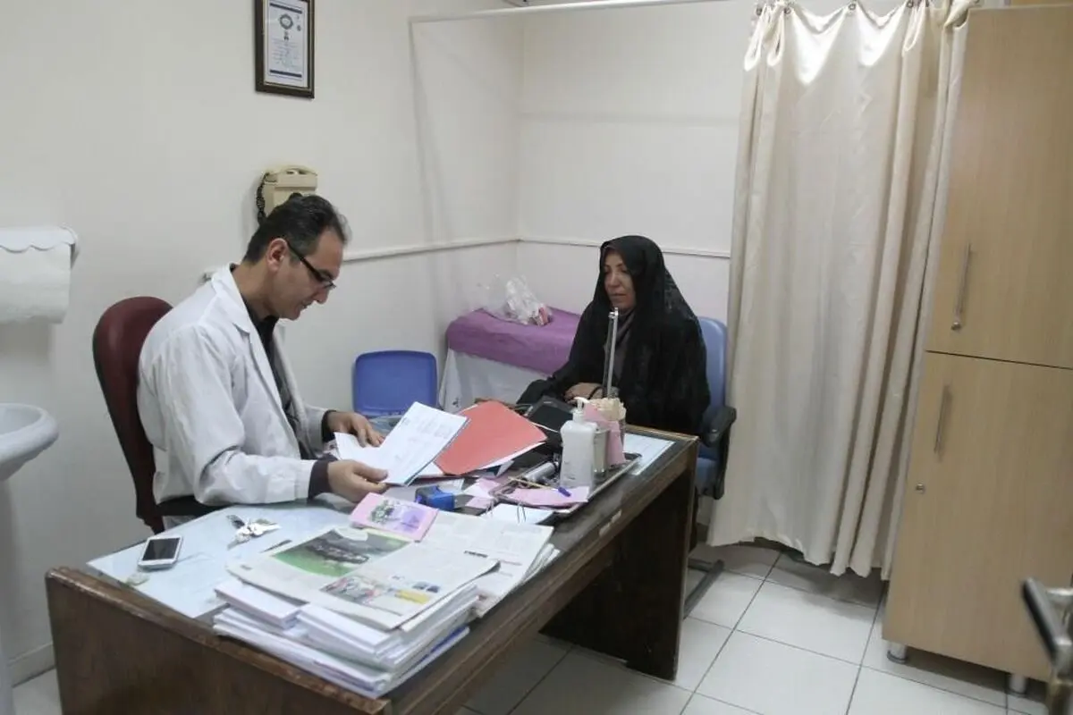 تضعیف جایگاه اجتماعی زمینه مهاجرت پزشکان بومی  را فراهم کرده است