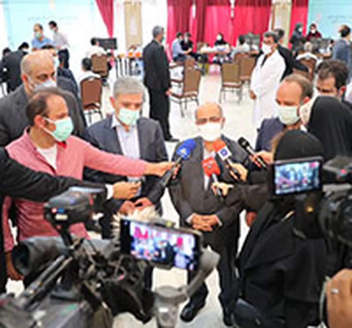 بازدید رئیس کل بانک مرکزی از طرح واکسیناسیون کارکنان شبکه بانکی با عاملیت بیمارستان بانک ملی ایران