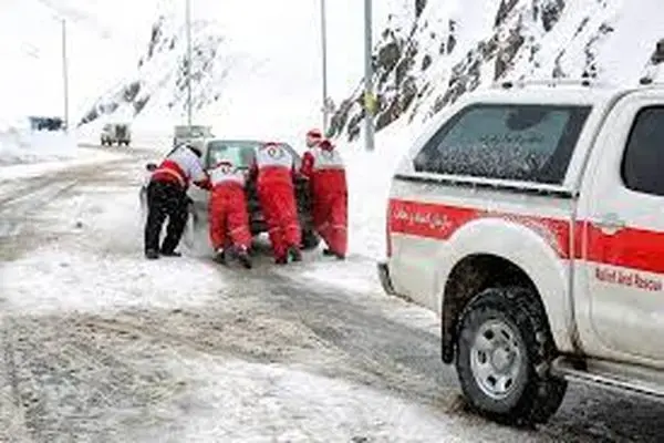 امداد رسانی نجاتگران‌ شهرستان کوهرنگ به ۱۱۰ دستگاه خودروی گرفتار شده در برف و کولاک‌ 
