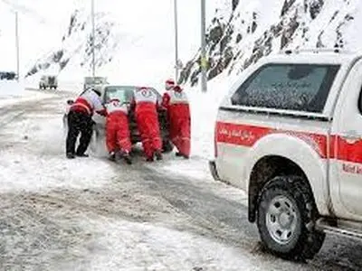 امداد رسانی نجاتگران‌ شهرستان کوهرنگ به ۱۱۰ دستگاه خودروی گرفتار شده در برف و کولاک‌ 