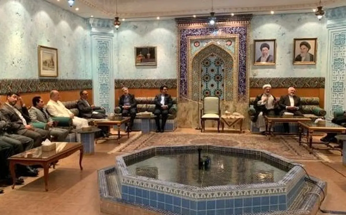 Iran's Zarif meets Iranian businessmen in Oman